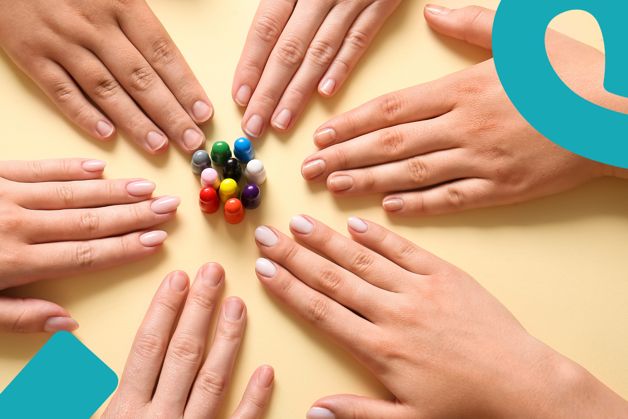 Käsiä värikkäiden puuhelmien ympärillä.